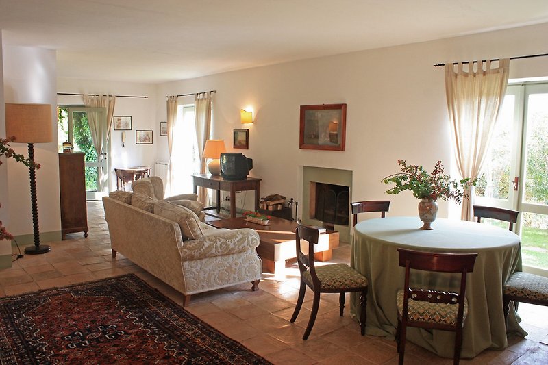 Wohnstube mit Sofa-Bett und Kamin