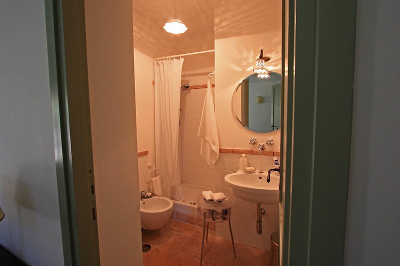 Badezimmer mit Dusche