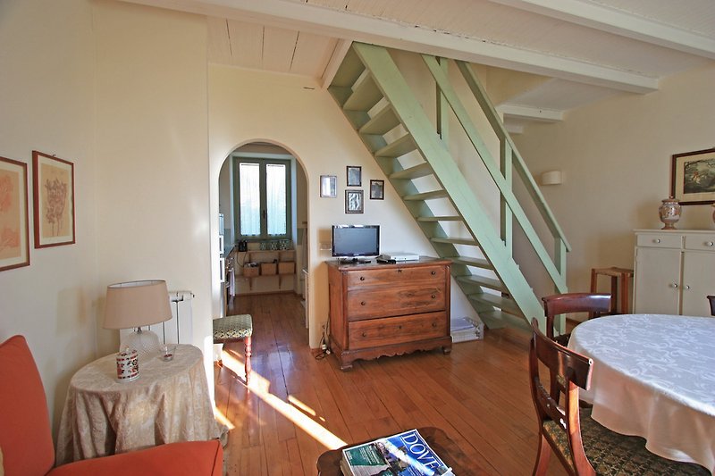 Wohnstube mit Treppe zum Schlafbereich