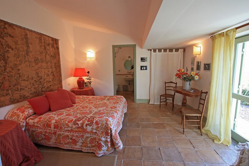 Schlafzimmer mit Zugang zum privaten Garten