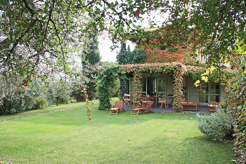 Ferienwohnung Edera mit Garten