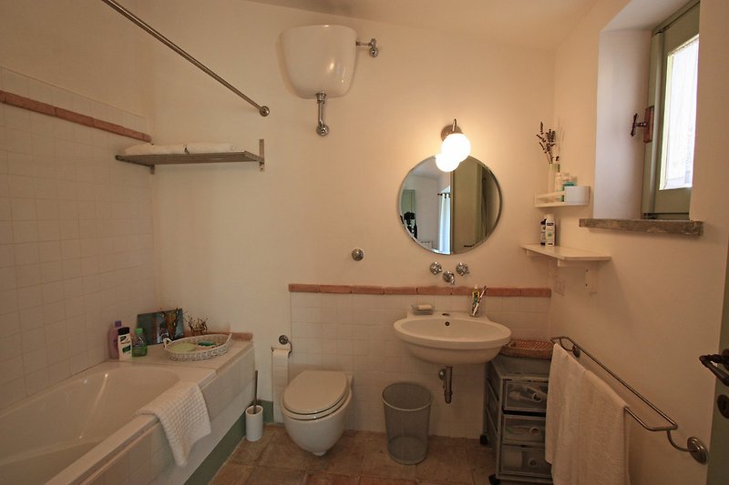 Badezimmer mit Badewanne und Dusche