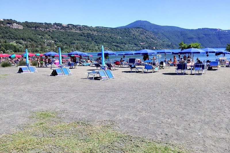 Badestrand beim Lago di Albano (15 Minuten entfernt)
