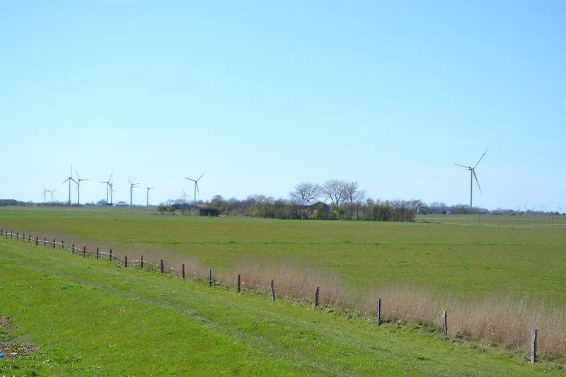 Rustige locatie aan het meer met een prachtig uitzicht op de bergen, ideaal voor ontspanning en natuurwandelingen.