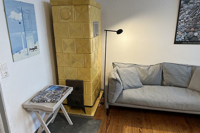 Moderne Wohnung mit stilvoller Einrichtung, Holzboden, elegantem Tisch und gemütlicher Couch.