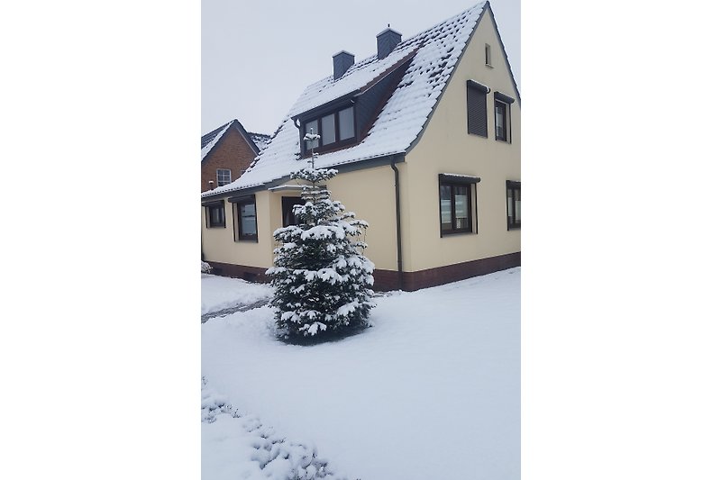 Ein charmantes Haus mit winterlicher Atmosphäre.