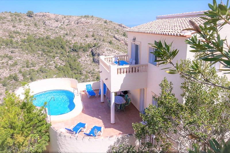 The villa is in a peaceful and quiet setting; Enjoy the views!