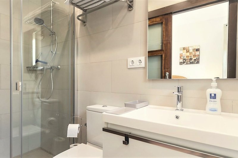Moderno cuarto de ducha con aire acondicionado y calefacción