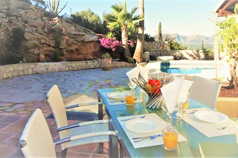 Ciesz się posiłkami na dużym tarasie