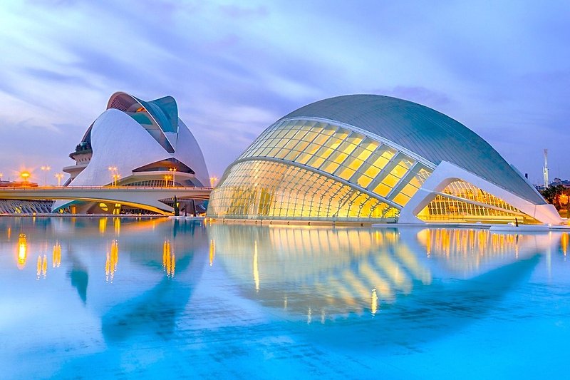 Valencia con su hermosa arquitectura moderna junto al centro histórico de la ciudad