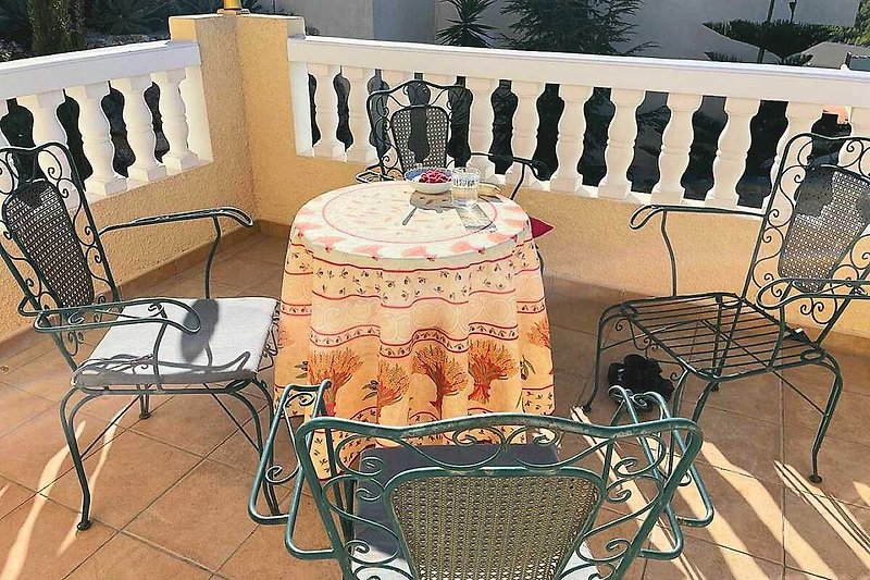 Hermosa terraza con muebles de estilo, para el desayuno y la noche con vistas a las montañas y el mar!