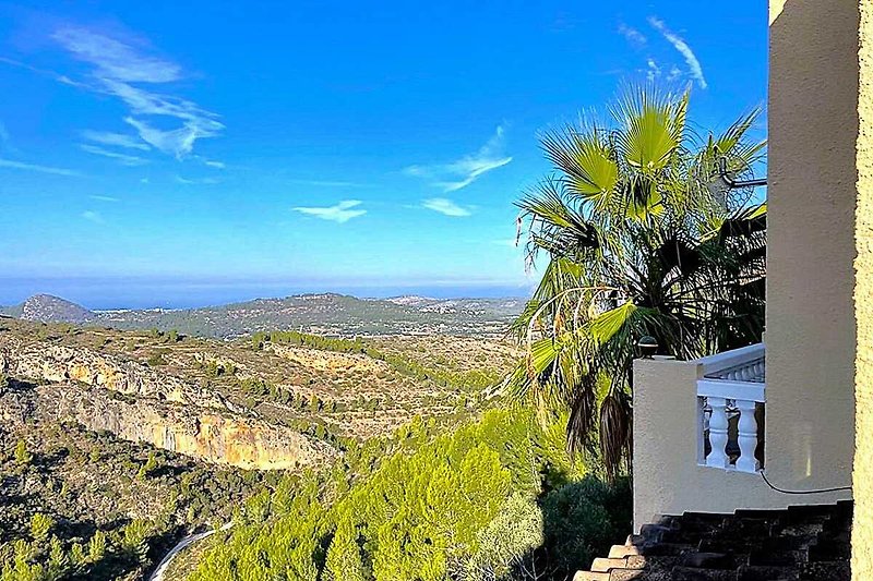 Magnificent views of the mountains and in the distance to Denia and the sea!