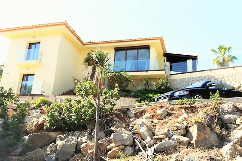 Zabezpieczony prywatny parking przed domem