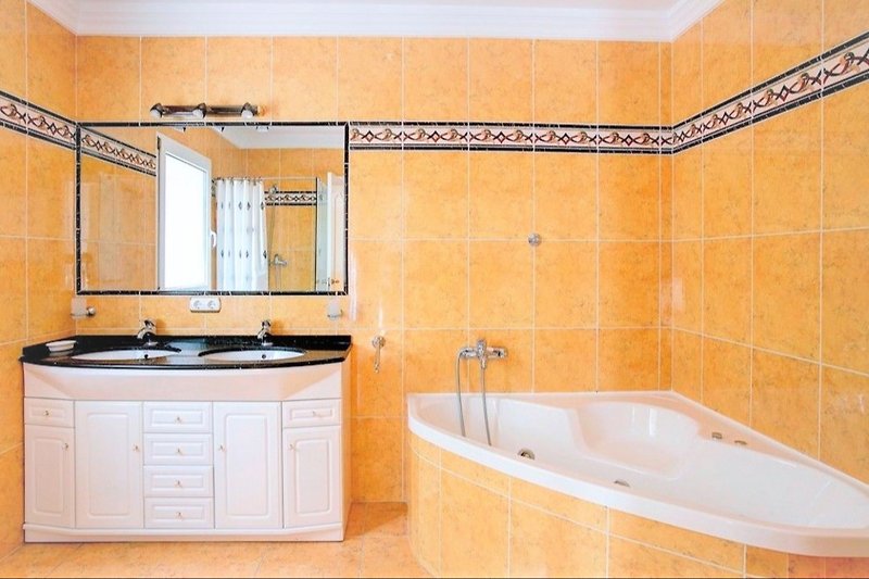Geräumiges Master-Badezimmer mit separater Duschkabine und Badewanne