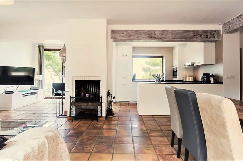 Stół jadalny, kominek i otwarta kuchnia