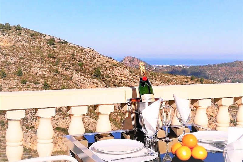 Breakfast, Lunch or Dinner in a beautiful setting!