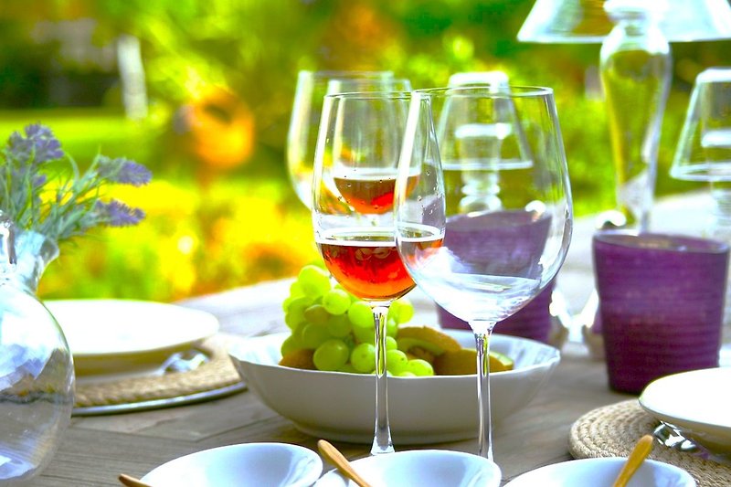 ¡Disfrute de la buena comida y los vinos locales!