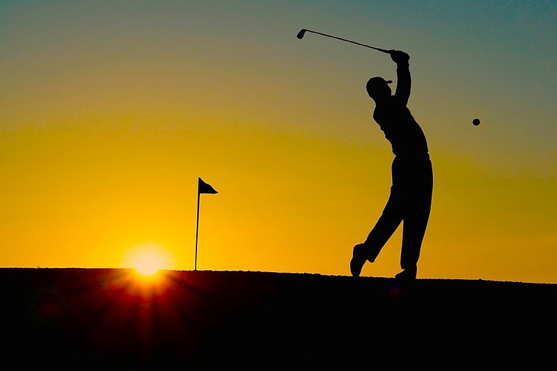 Spielen Sie Golf  am frühen Morgen oder am späten Nachmittag