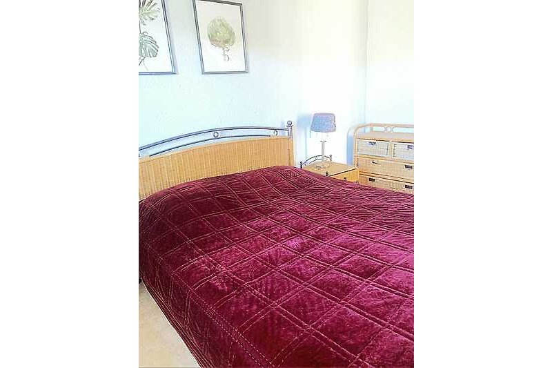 La habitación cuenta con una cama queen size, aire acondicionado y calefacción por infrarrojos y goza de una magnífica.