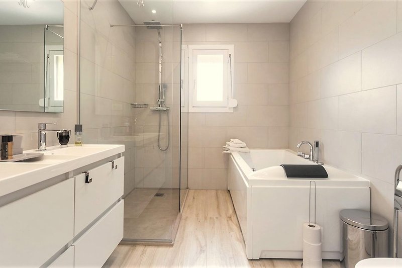 Główna łazienka z jacuzzi i prysznicem ze strumieniem deszczowym