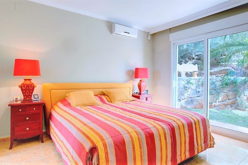 Hauptschlafzimmer mit Klimaanlage und eigenem Bad auf Wohnzimmer- und Poolebene