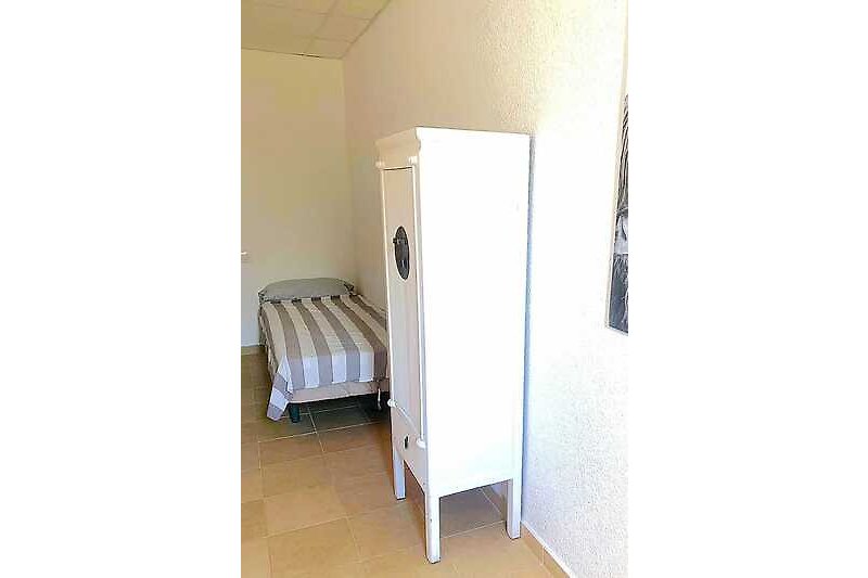 De derde slaapkamer is klein maar fijn. Voorzien van een kledingkast, een ventilator en elektrische kachel.