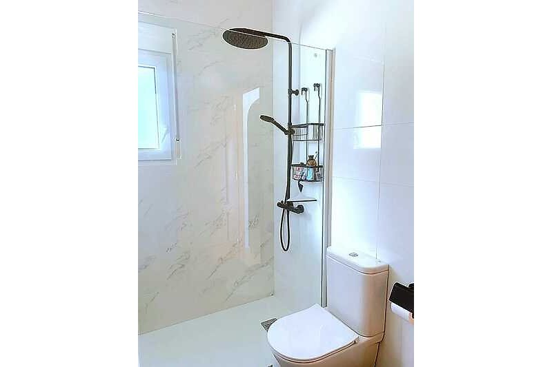 Łazienka na parterze jest zupełnie nowy i posiada meble łazienkowe i piękny prysznic z prysznicem ze strumieniem deszczo