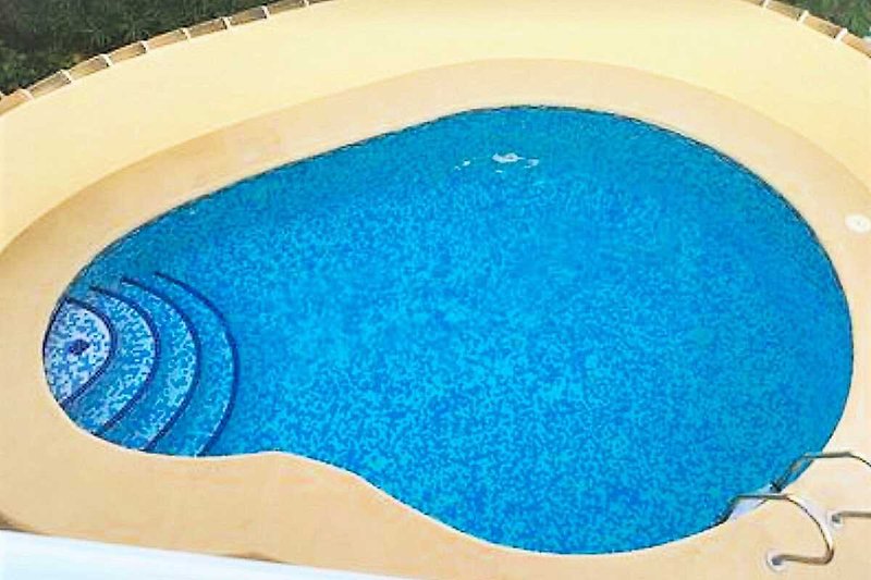 Schwimmbad mit azurblauem Wasser