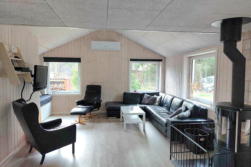 Stilvolles Wohnzimmer mit bequemer Couch und elegantem Interieur.