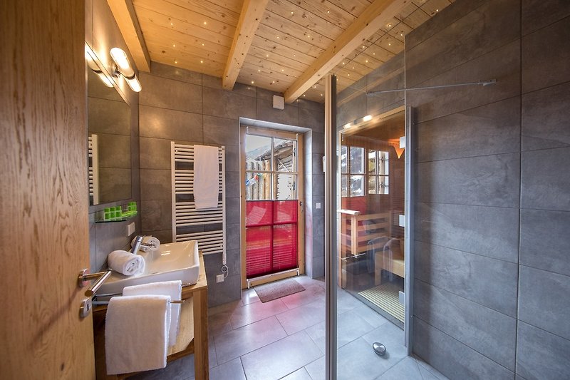 Bad mit Sauna im Erdgeschoss