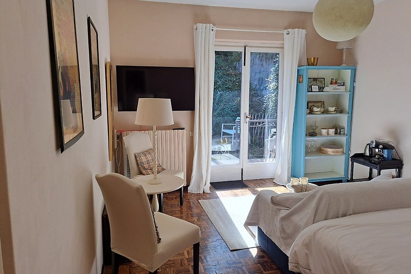 Ein komfortables Wohnzimmer mit Holzmöbeln und gemütlicher Beleuchtung.