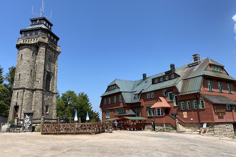 Auersberg mit historischem Turm und Berggasthof
