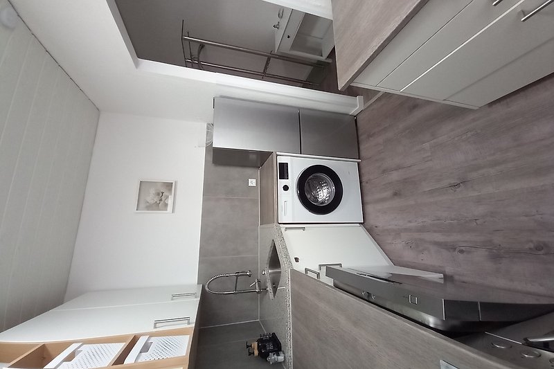 neue moderne Küche mit Spülmaschine und Waschmaschine