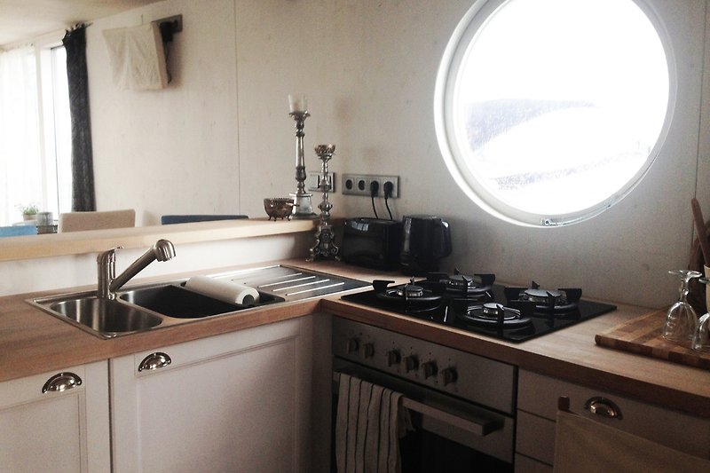 voll ausgestattete offene Küche - das Herz des Schiffes