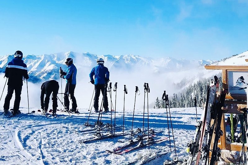 Winterlicher Spaß beim Skifahren in den Bergen.
