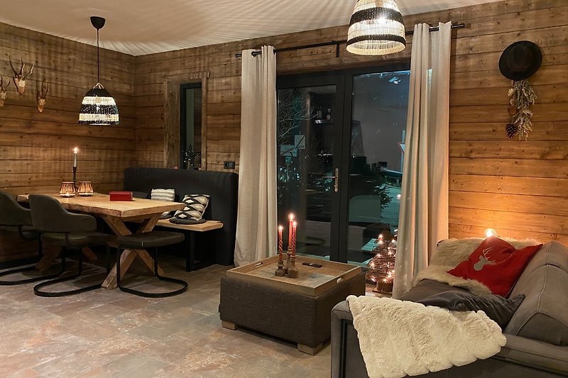 Gemütliches Wohnzimmer/küche mit stilvoller Einrichtung und warmem Licht.