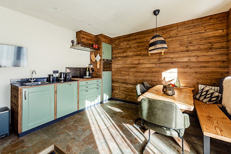 Gemütliche Küche mit stilvoller Einrichtung und Holzmöbeln.