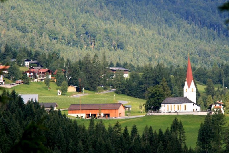 Kirche mit Dorfhaus