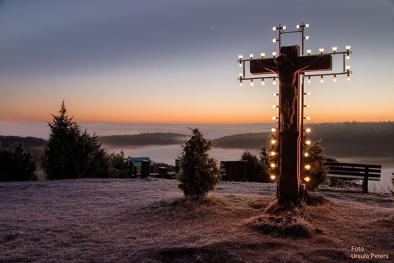 Kreuzbeleuchtung zur Adventszeit 