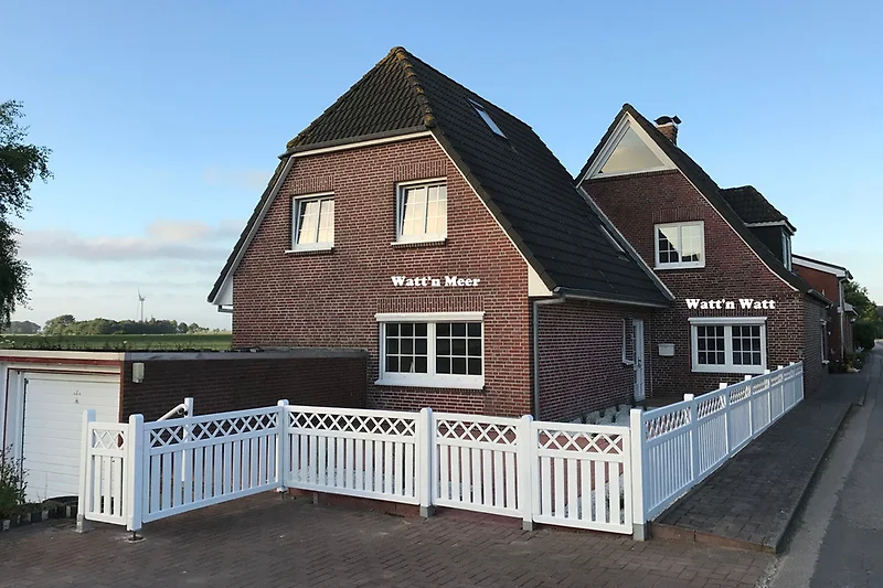 Het voorste huis is het huis Watt`n Meer
