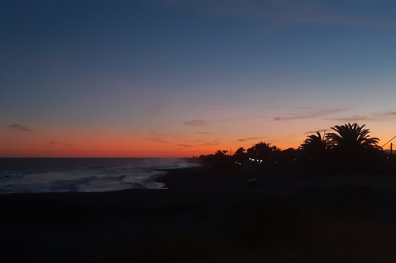 Ruhiger Abend am Strand mit atemberaubendem Sonnenuntergang.