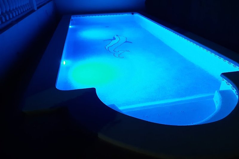 beleuchteter Privat-Pool