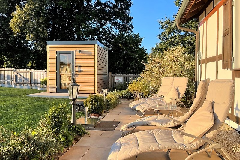Terrasse mit Liegestühlen und Sauna, zum Genießen und Entspannen