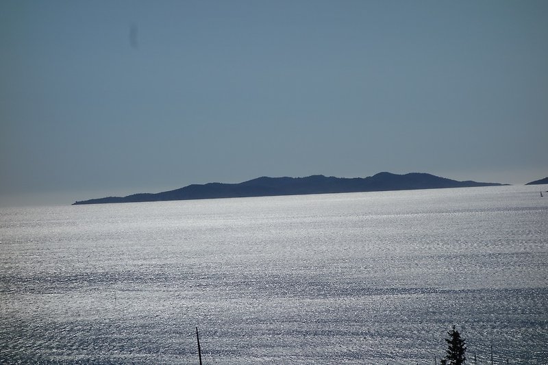 Der Blick auf die Bucht von Lavandou and die Hafeninsel Port Cros