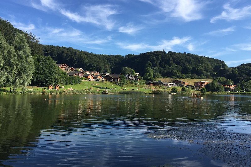 Blick auf den Waldsee und Ferienhausgebiet