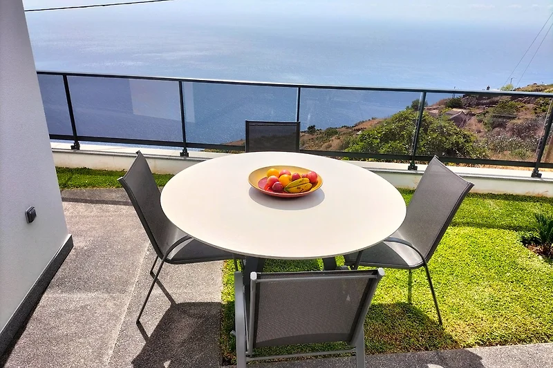 Het terras met zeezicht
