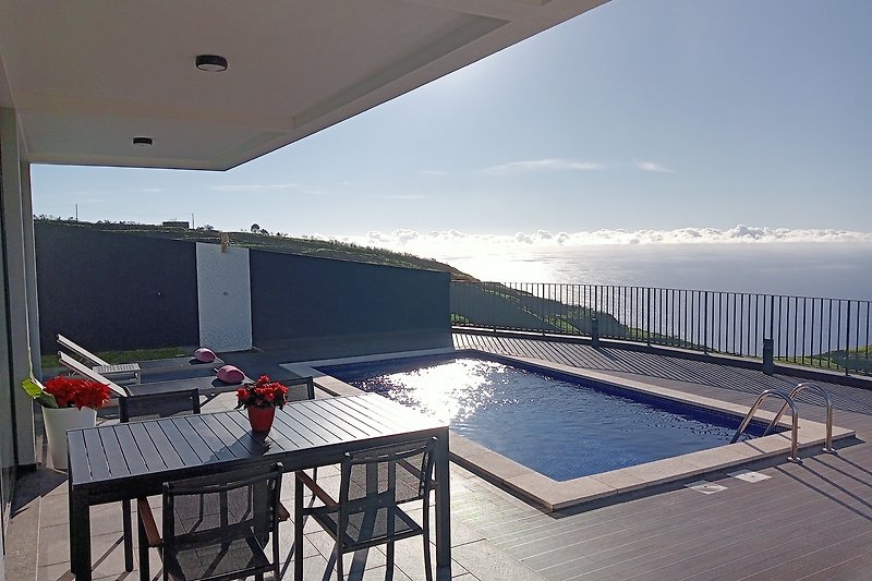 Terrasse und Pool mit Blick auf den Ozean