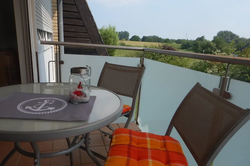 vom Balkon der Blick zum Deich und Hafen