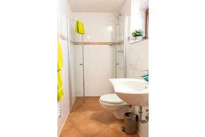 Domek letniskowy w ogrodzie