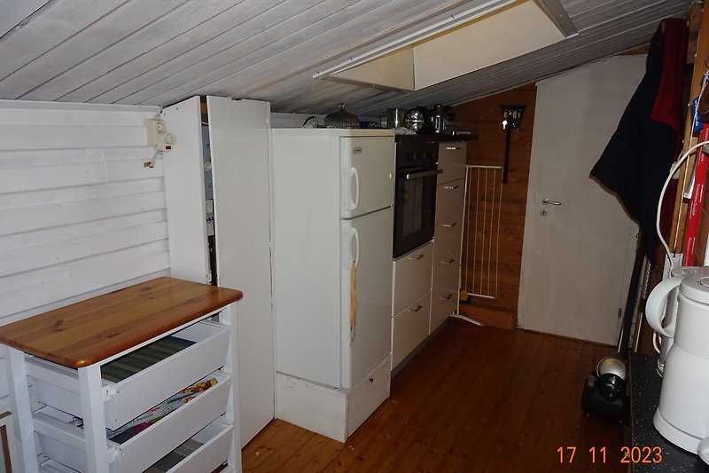 Küchenzeile 2 mit Kühlschrank und Backofen - Durchgang zum Bad rechts und zum Schlafzimmer 1.